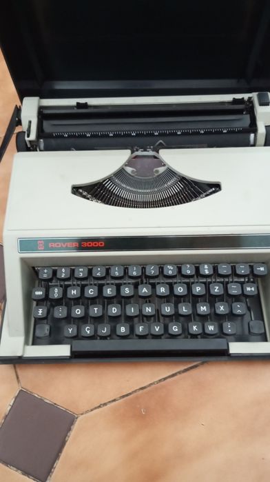 Máquina escrever com caixa.