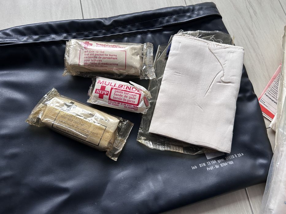 Apteczka samochodowa do starego auta 88 rok ( produkt kolekcjonerski)