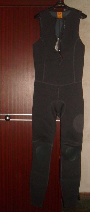 Fato mergulho/surf novo