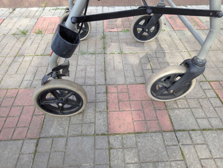 Ходунки, роллатор для реабилитации