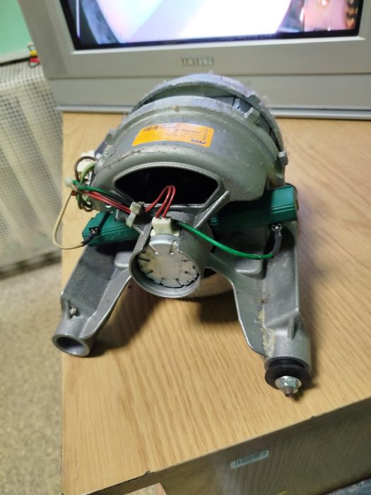 Мотор б/у на стиральную машину Ariston avsl80  в идеальном состоянии !