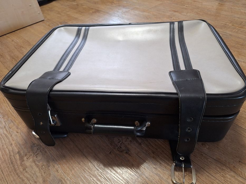 Чемодан великий.