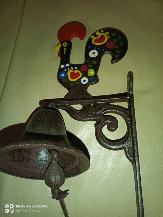 Vejam este magnífico sino pequeno mas belo com este galo de Barcelos