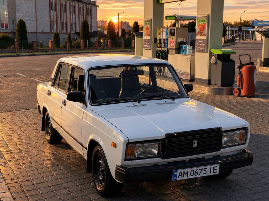 продам ВАЗ 2107 карб 1.5 4ступка 1987года