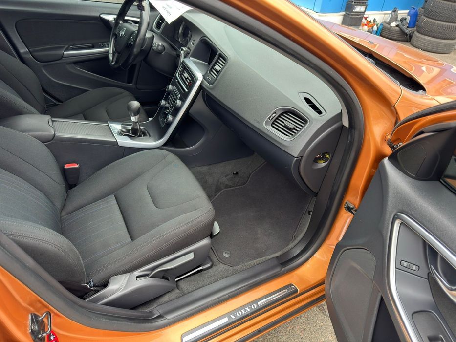 VOLVO V60 1,6 л. D2 не фарбований ВІДЕО