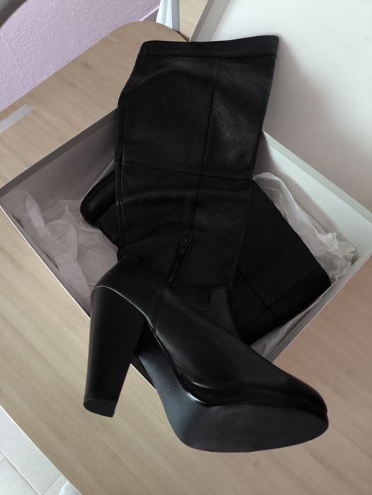 Botins de cano alto com salto, preto, tamanho 37, Bianca