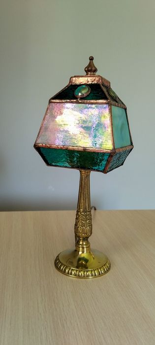 Lampa stołowa z kloszem ze szkła witrażowego