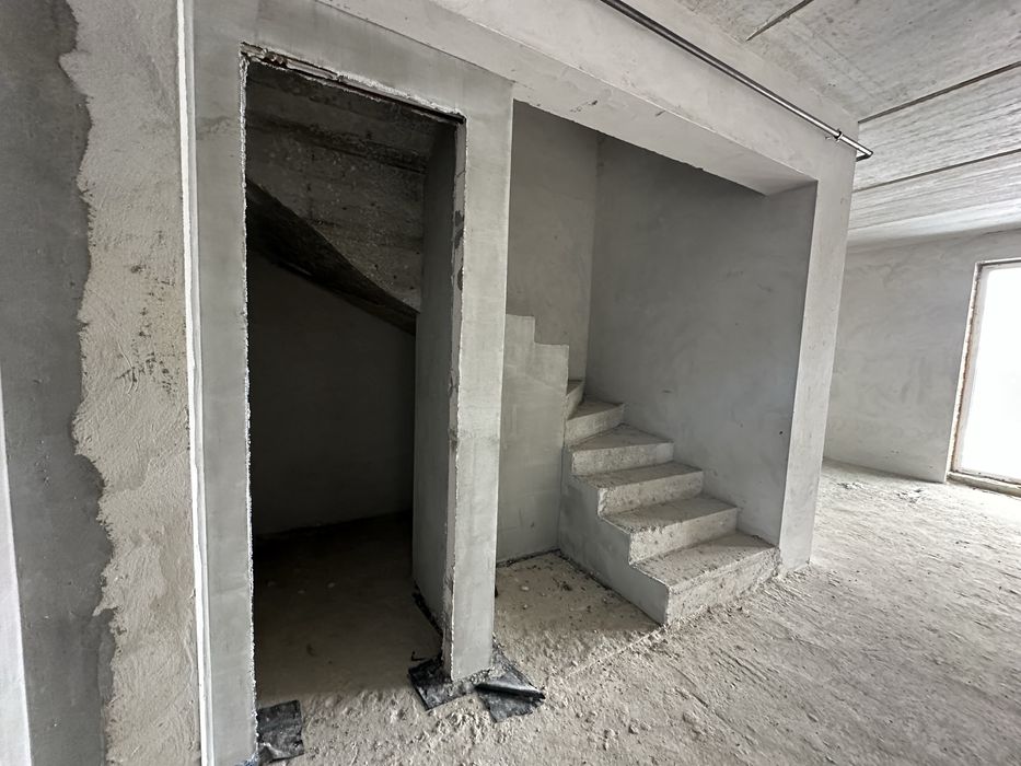 Просторий таунхаус 140м2 з терасами і балконом +50м2 в Крихівцях