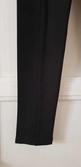 Leggings em cor preta com elásticos nas ancas tecido forte