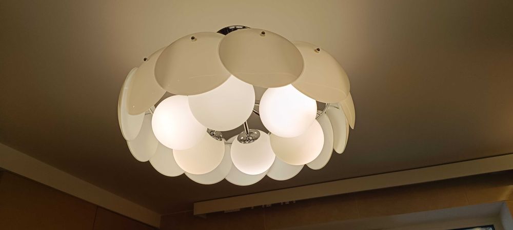 Люстра фактично нова