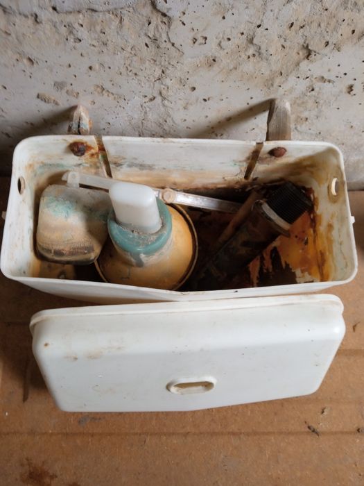 Унитаз со сливным бачком.