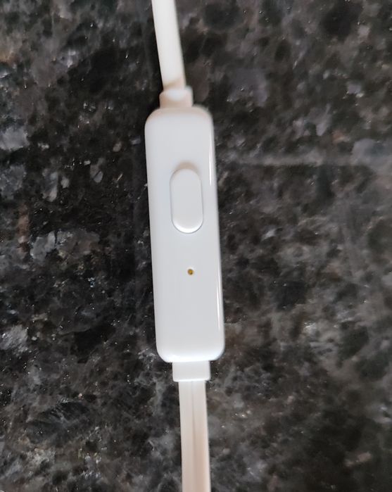 Auriculares/ Fones de ouvido com fio novos