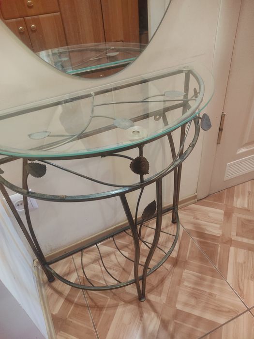 Столик  кований .Новий. Висота 66.5,60 ширина.