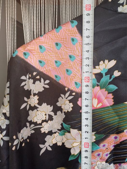 Kimono chinês  acetinado, preto, com pavões e flores