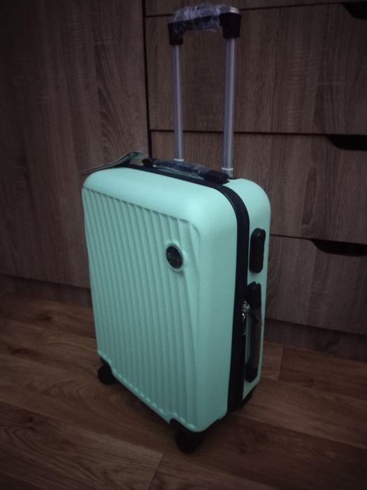 Чемодан S новый  маленький FLY