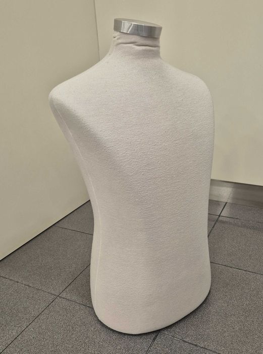 Manequim Masculino de Exposição e Costura com Base Metálica
