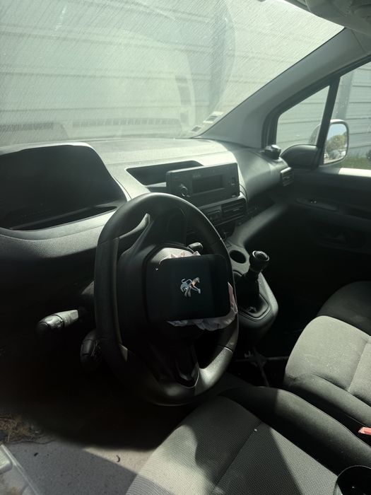 Peugeot partner  1.5 cdi. Sinistrado