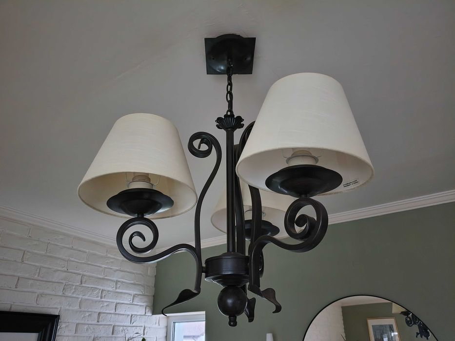 Piękne, stalowe lampy wiszące i kinkiety