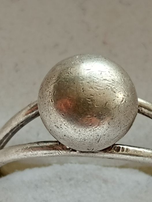 Pierścionek srebrny z kulą