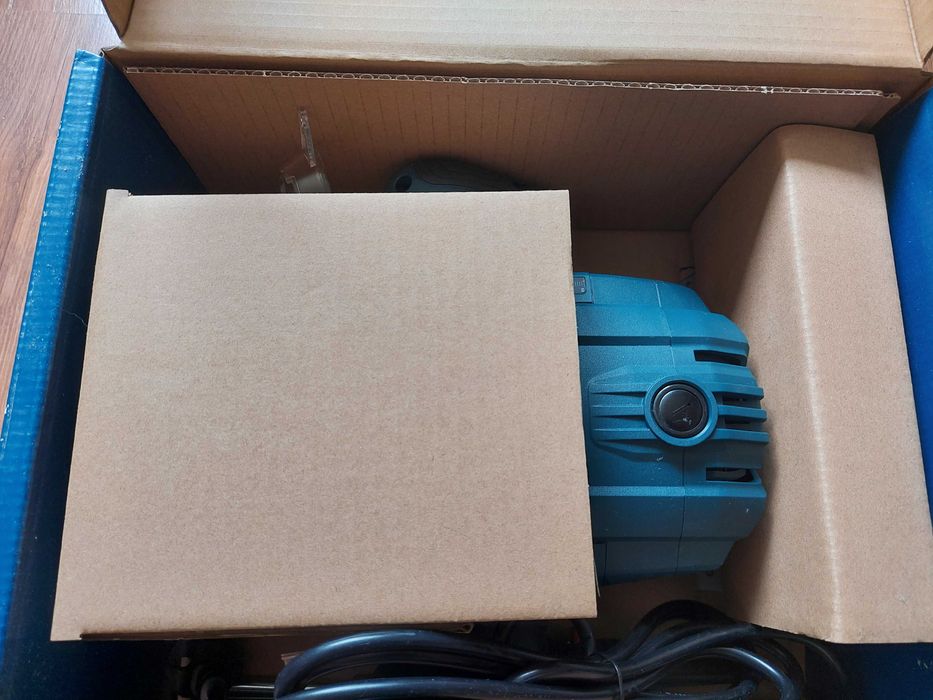 Комплект: Фрезер Bosch Professional GOF 130 та набір фрез по дереву Hitachi Hikoki 12 шт.