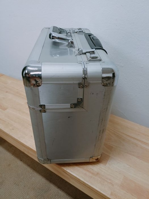 Teczka,walizka aluminiowa na kółkach.