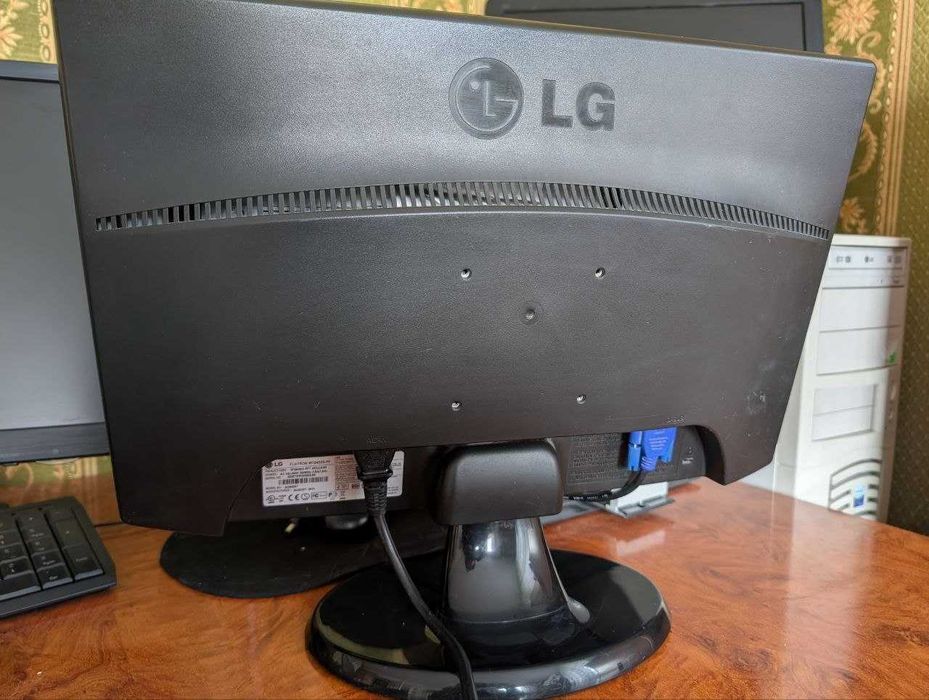 Монітор LG 18.5 дюйма