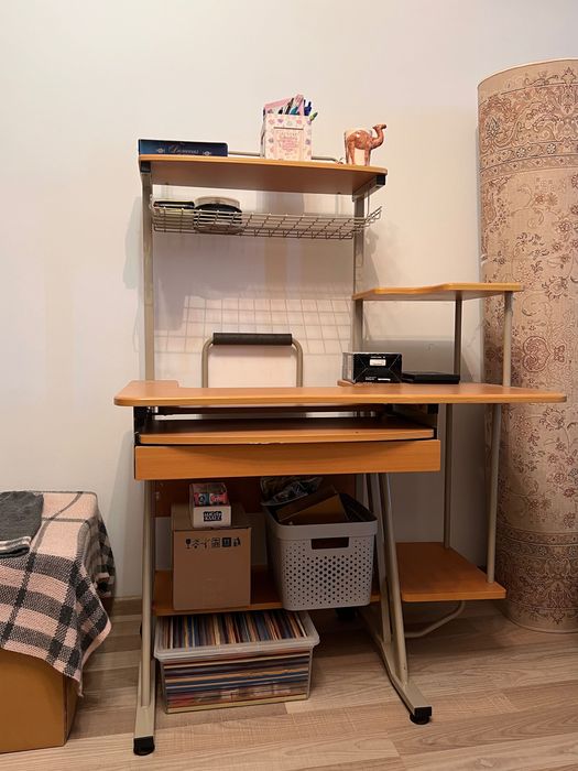 Компактний стіл для роботи та геймінгу