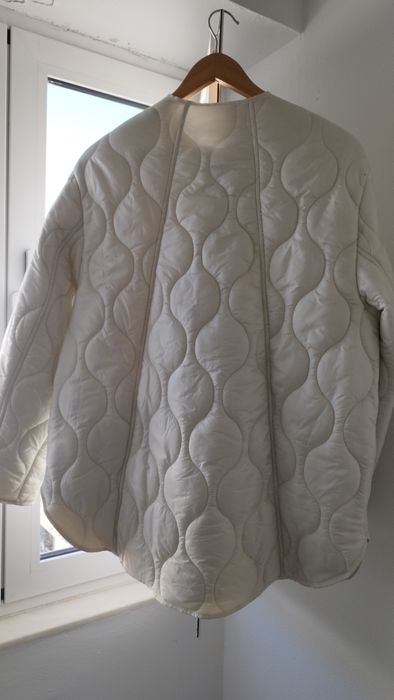 Casaco acolchoado cor branco gelo