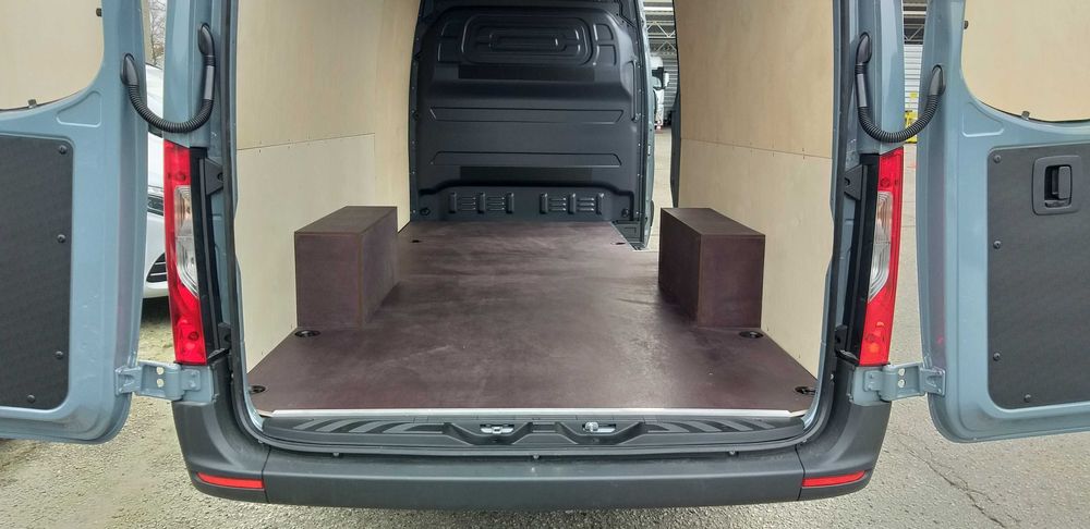 Zabudowa busa Mercedes Sprinter L3H2, zabudowa paki sklejka