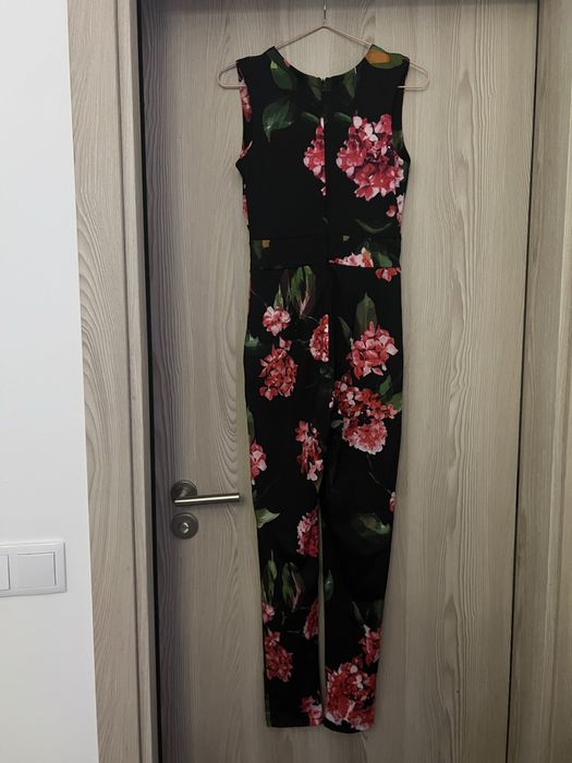 Macacão preto com flores vermelhas