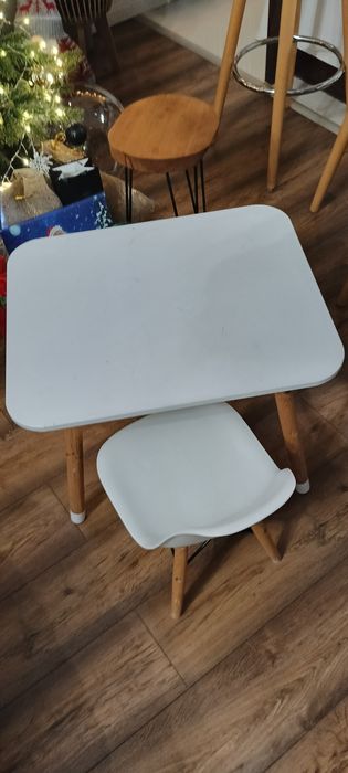 Stoliczek z krzesełkiem dla dzieci