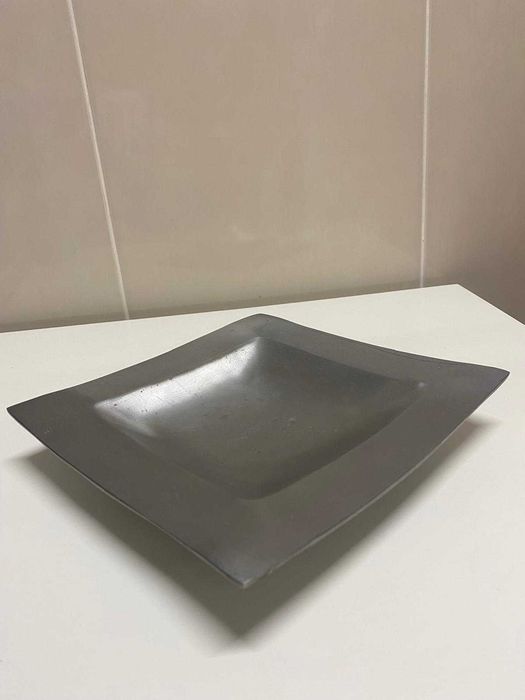Belíssimo prato decorativo em estanho