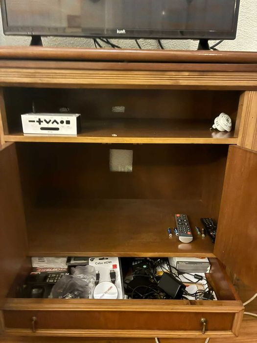 [COMO NOVO] móvel para televisão, com topo rotativo, em madeira maciça