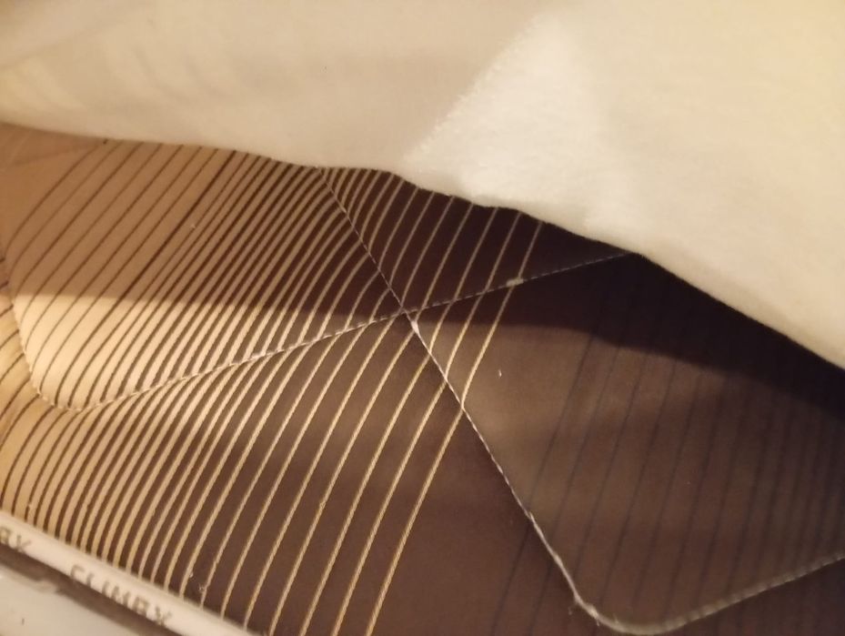 Cama dupla com mesas de cabeceira