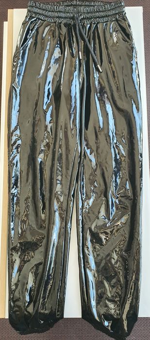 Spodnie czarne lateksowe ze ściągaczami