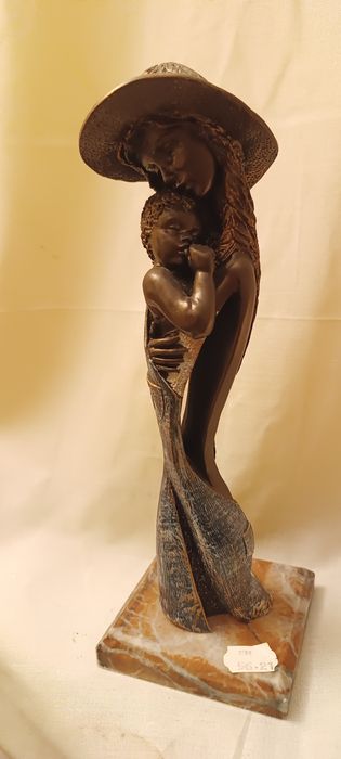 Estatueta mãe com bebé