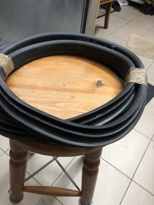 Uszczelka karoserii drzwi lewe tyl Fiesta  mk7