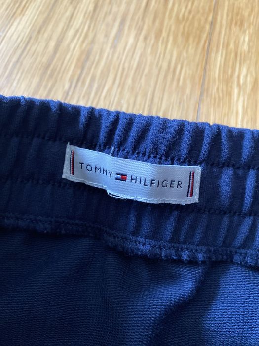 Saia Azul Tommy Hilfinger nova , azul escura Tam 38