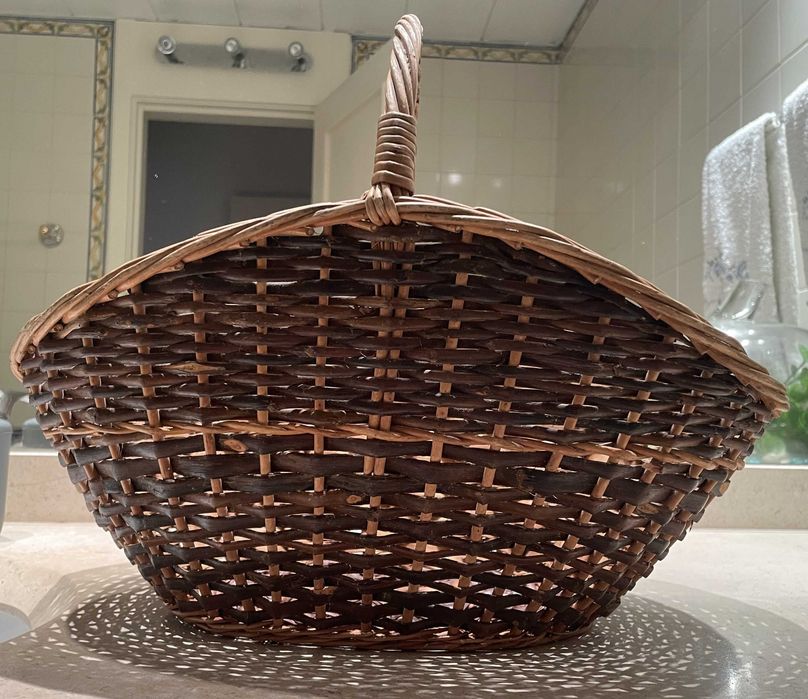 Cesto de vime artesanal, fabricado na Madeira