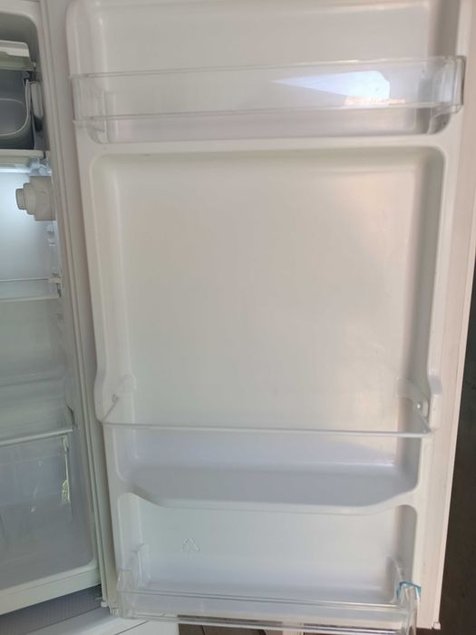 Продам маленький холодильник 85см.