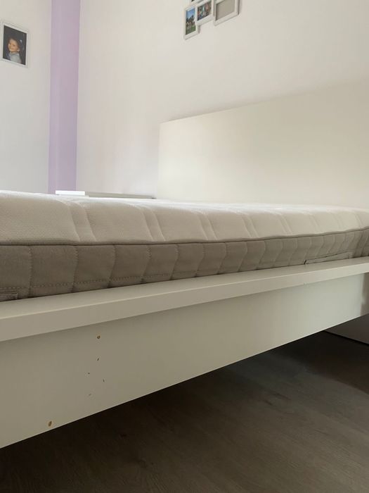 Cama com cabeceiras