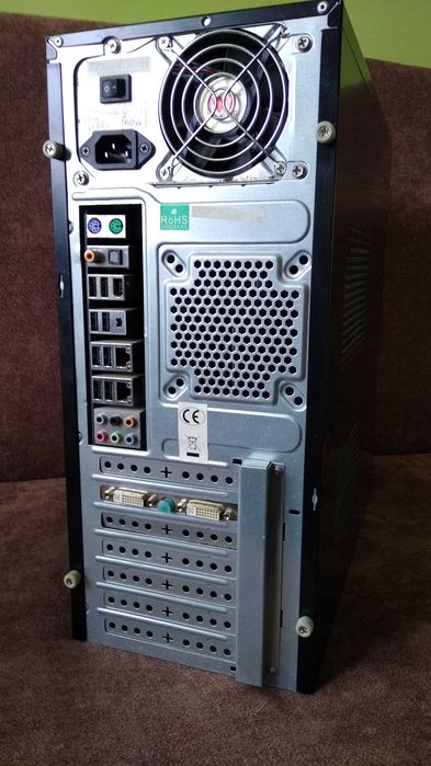 Komputer z monitorem