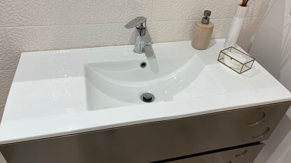 Móvel WC com lavatório e torneira