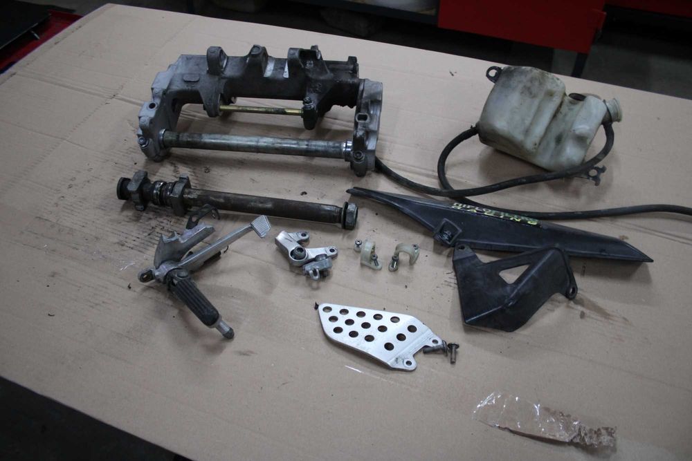 Śruby Moco Wahacza Osłona Zębatki Zbiorniczek Honda CBR 929 SC44 00-01