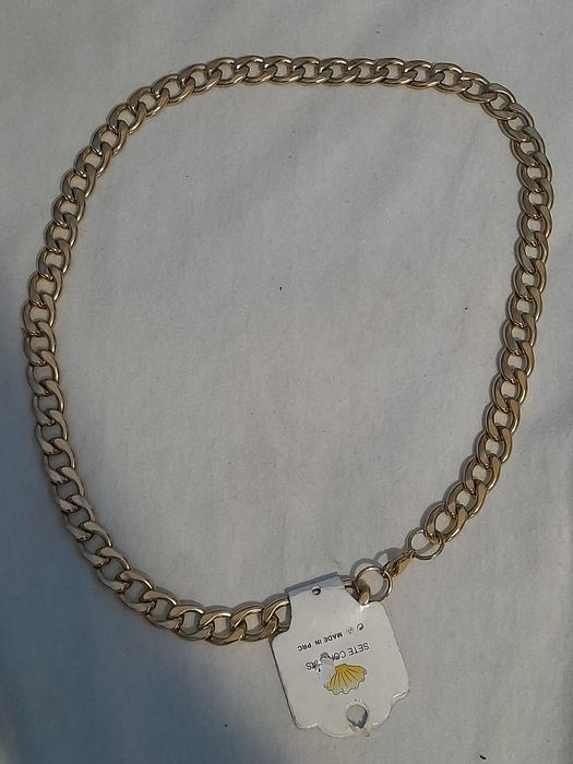 Vendo colares, pulseiras e botões de punho