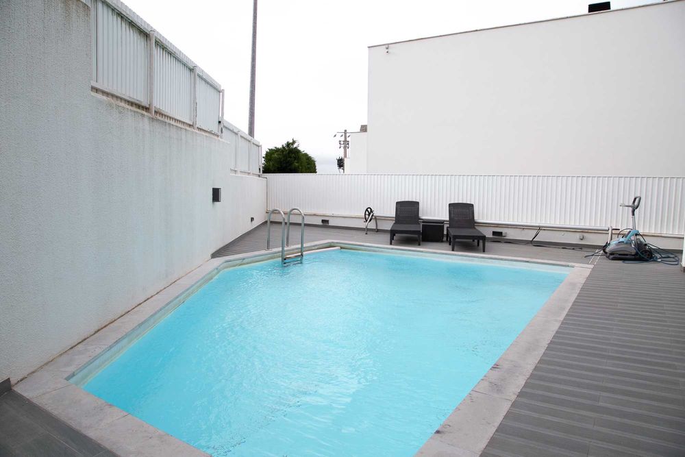 Moradia T4 com piscina na Venda do Pinheiro