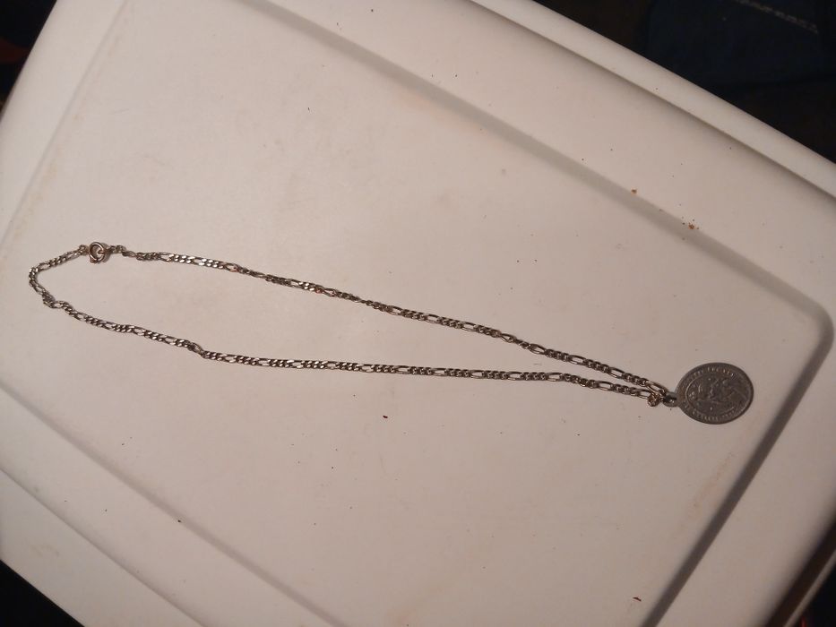 Fio de prata com medalha