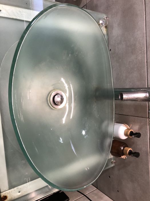 Lavatório suspenso em vidro