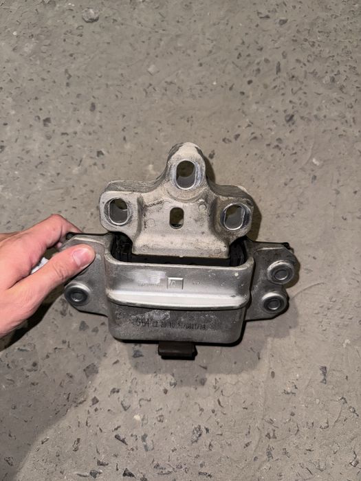 Подушка двигуна ліва Passat B7 3795701