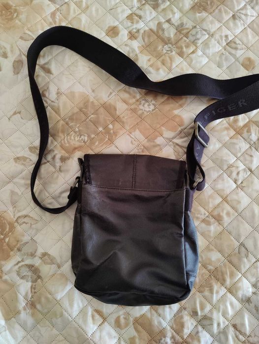 Mala tiracolo Tommy Hilfiger em bom estado 23x29 cm